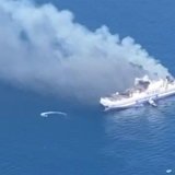 Le brasier attisé par le vent, les explosions sporadiques et la température infernale s'élevant à plus de 500 degrés empêchent les secours d'intervenir à bord du navire.